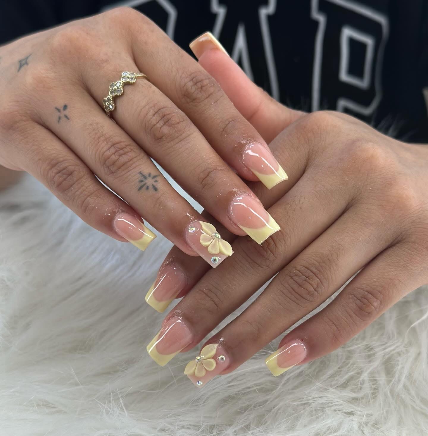 Luxury Queen Nails logo